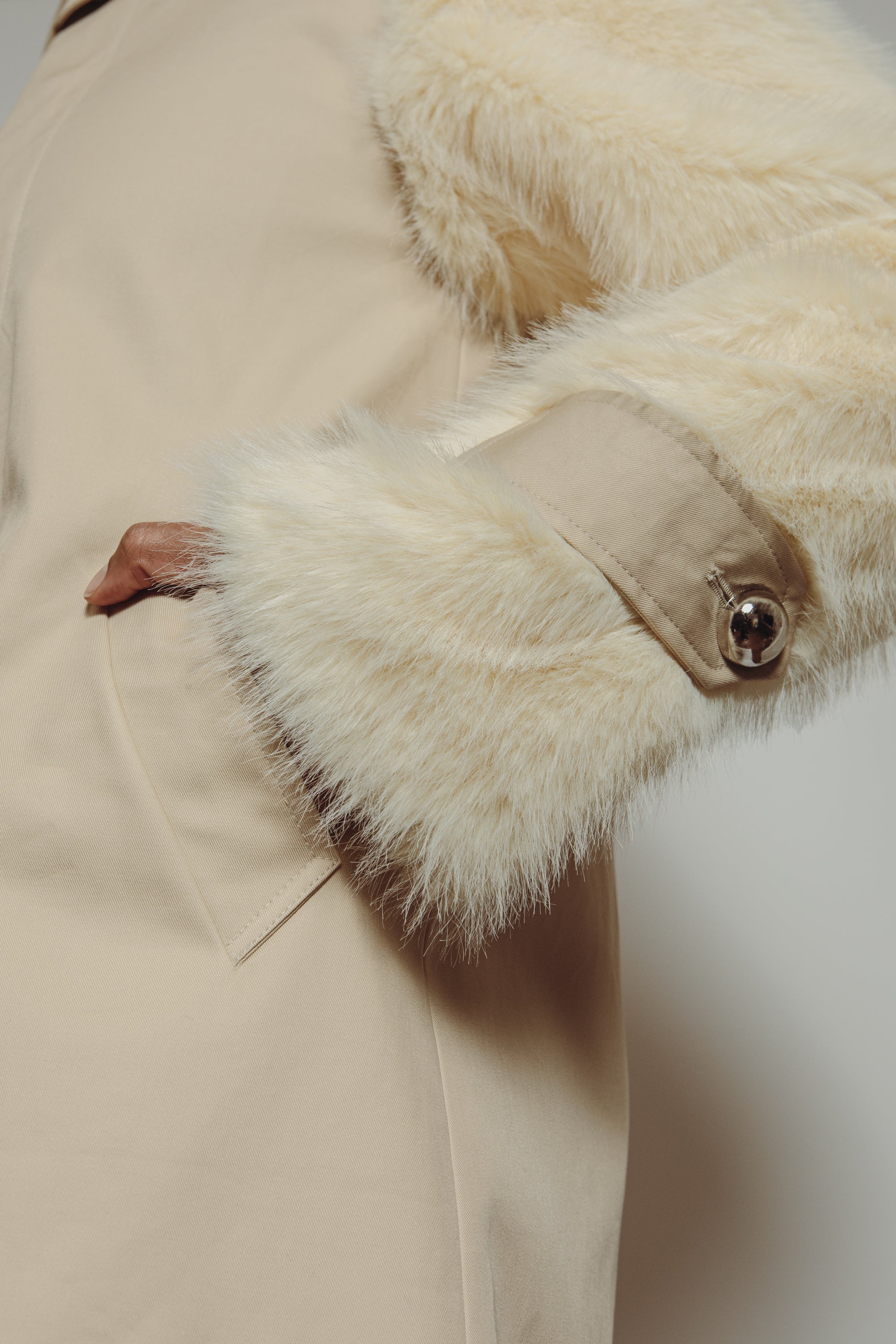 Trench 01 – détail des manches fausse fourrure crème