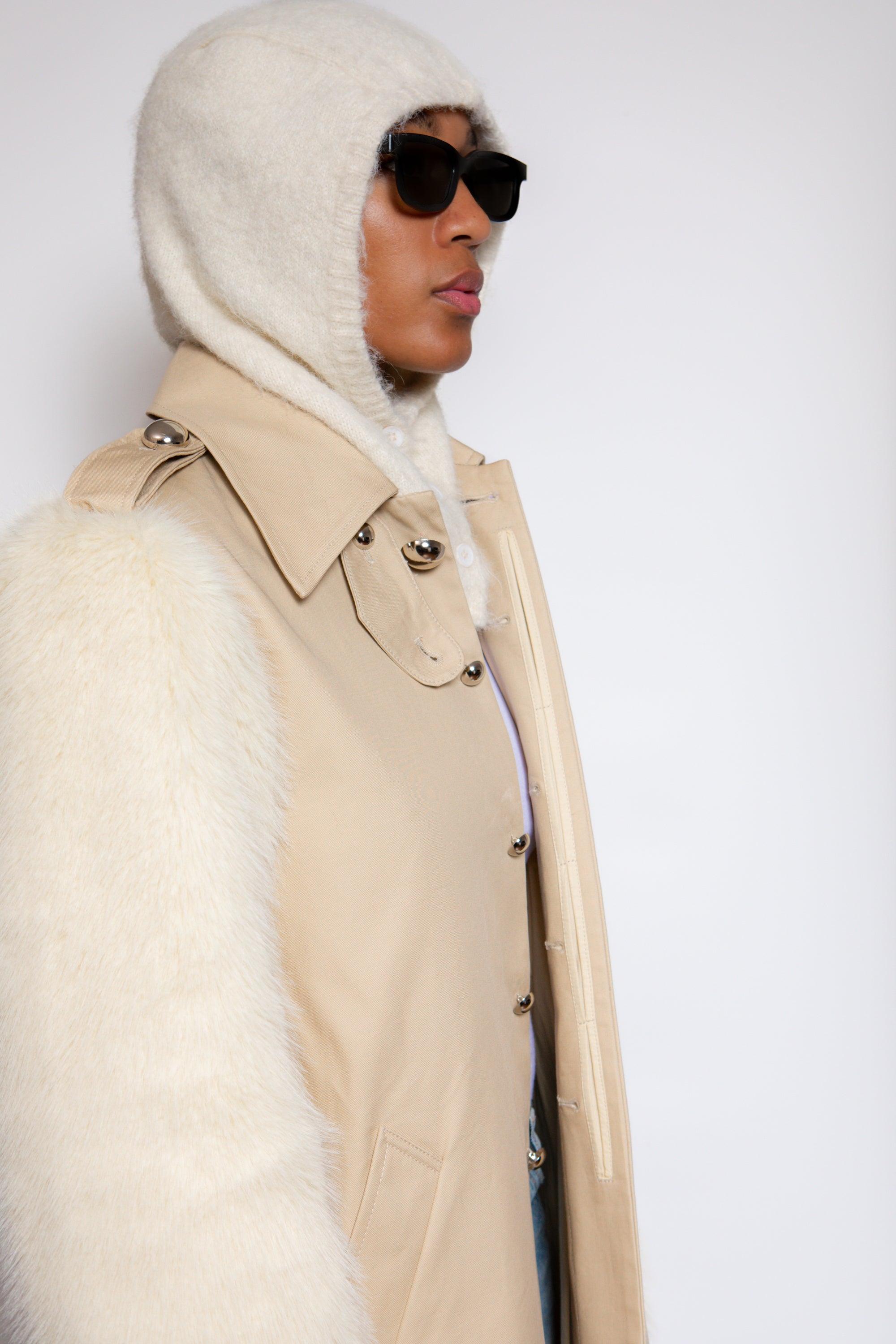 Trench 01 – vue profil, détails épaules luxe minimaliste