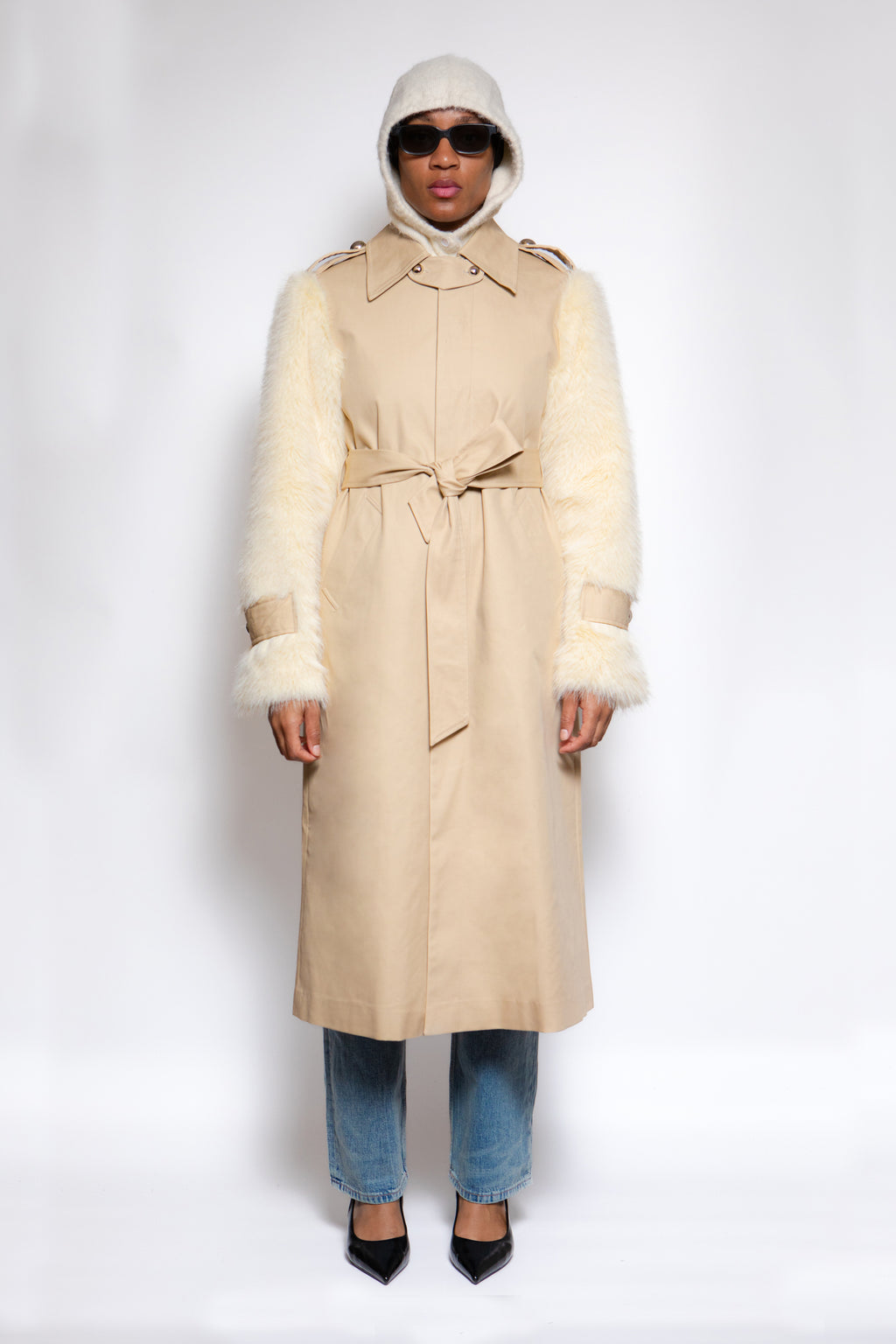 Trench 01 – vue face, trench long beige à boutons argentés et ceinture