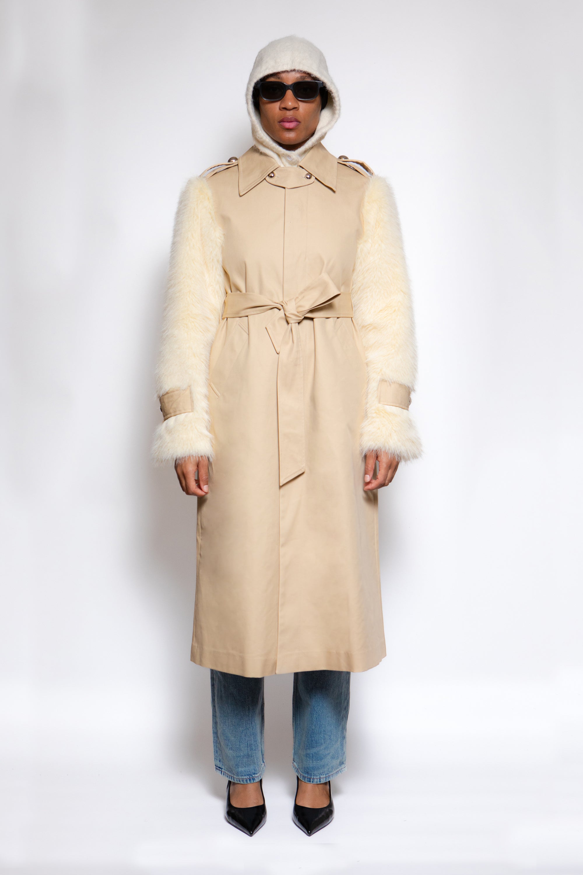 Trench 01 – vue face, trench long beige à boutons argentés et ceinture